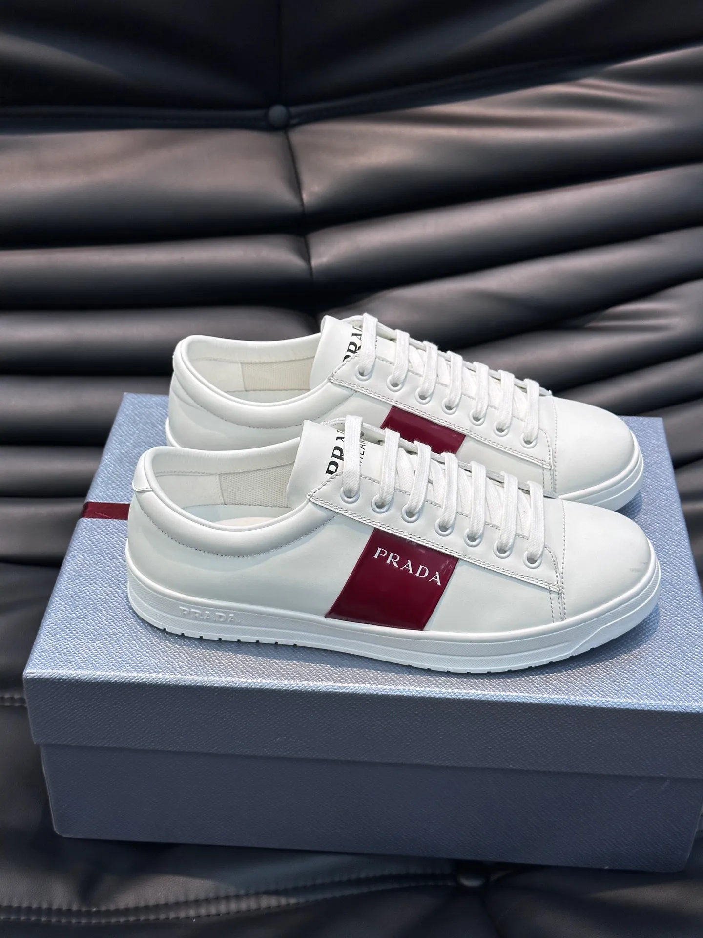 Men's shoes 💰p360 "Men's shoes 💰pRAD*" Prada's new high-end men's casual sports shoes. This leather sports shoe uses calfskin upper. The body of the shoe interprets the Prada letter brand logo from multiple angles. The brand logo is embellished on one side of the upper, all explaining the brand style. Sheepskin lining, lightweight, comfortable and durable! Size: 38-44